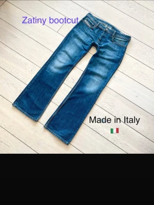 Diesel zatiny bootcuts w32 l32 made in Italy - Bootcuts från diesel midjan är 92cm byx längden är 104.  