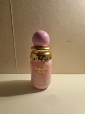 Marshmallow Blush by Paris Corner 100 ml – Oanvänd Eau de Parfum - 🌸 Marshmallow Blush – Paris Corner (100 ml) Säljer denna underbara parfym då den inte kommer till användning. Flaskan är helt oanvänd och innehåller 100 ml. Doftnoter: 🍓 Jordgubb 🍇 Hallon 🍋 Citron ☁️ Marshmallow En söt, fruktig och mjuk gourmanddoft som passar perfekt för dagtid och är extra fin under hösten. Den har en lekfull och varm doft med härliga bär och fluffig marshmallow. ✨ Skick: Helt ny / aldrig använd 📦 100 ml 💌 Skickas väl emballerad.