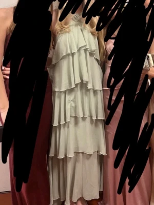 Ljusgrön volangklänning från vero moda  - Säljer min ljusgröna volang klänning från veromoda. Tror ordinarie priset var 1200. Bara använt den en gång. Tror just den här färgen är slutsåld överallt då jag inte hittar den längre.