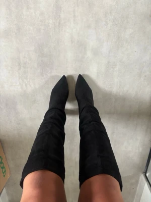 Knee high boots - Nästintill oanvända svarta boots från Nelly. Ordinarie pris: 799 kr