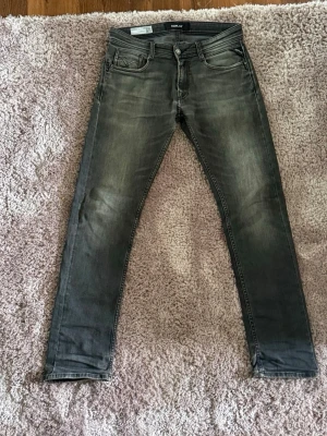 Replay ROCCO - Super snygga replay Rocco jeans i super snygg tvätt! Storlek W28 L32! Fint skick! Köpts för 1799kr hos oss endast 499kr! 