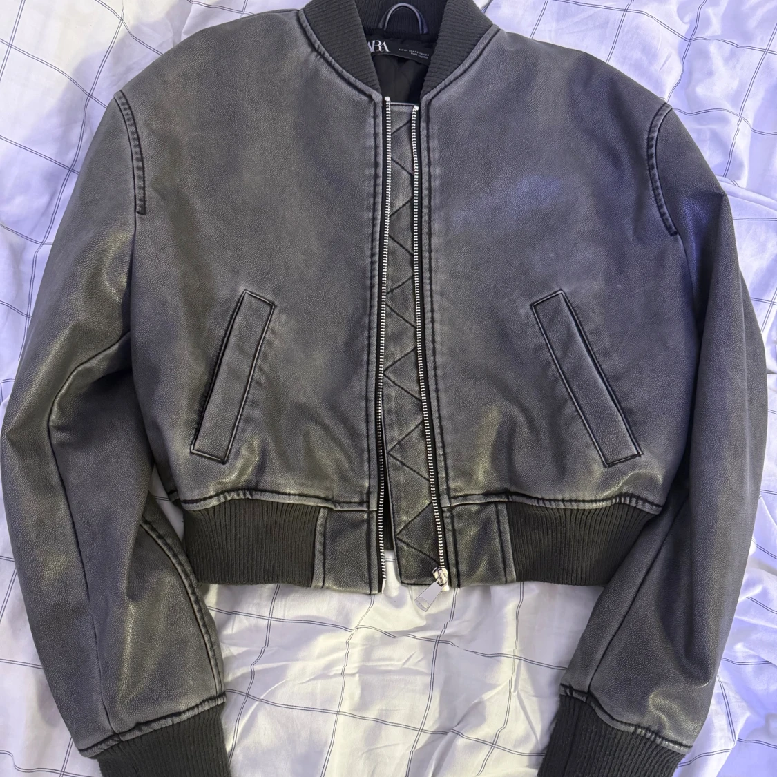 Grå croppad bomberjacka från Zara - 1