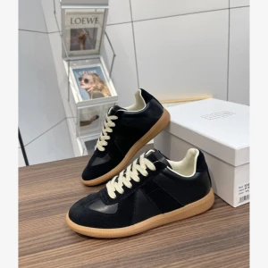 Svarta maison mairgelas - Helt nya oanvända mairgelas. De passar till typ varenda outfit och låter dig se fett grish ut. PRISET KAN DISKUTERAS