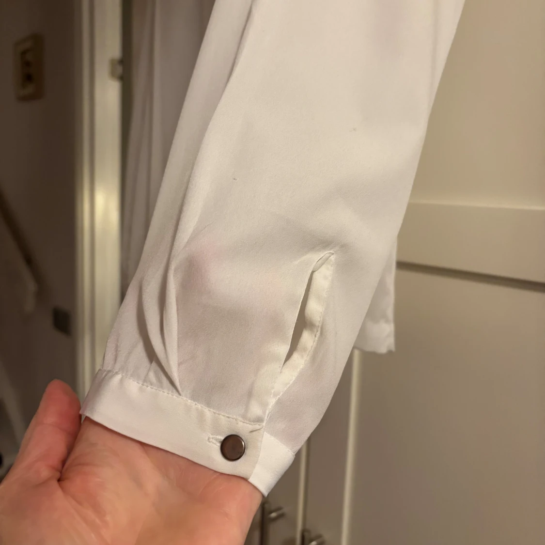 Vit blus med knappdetaljer - 2