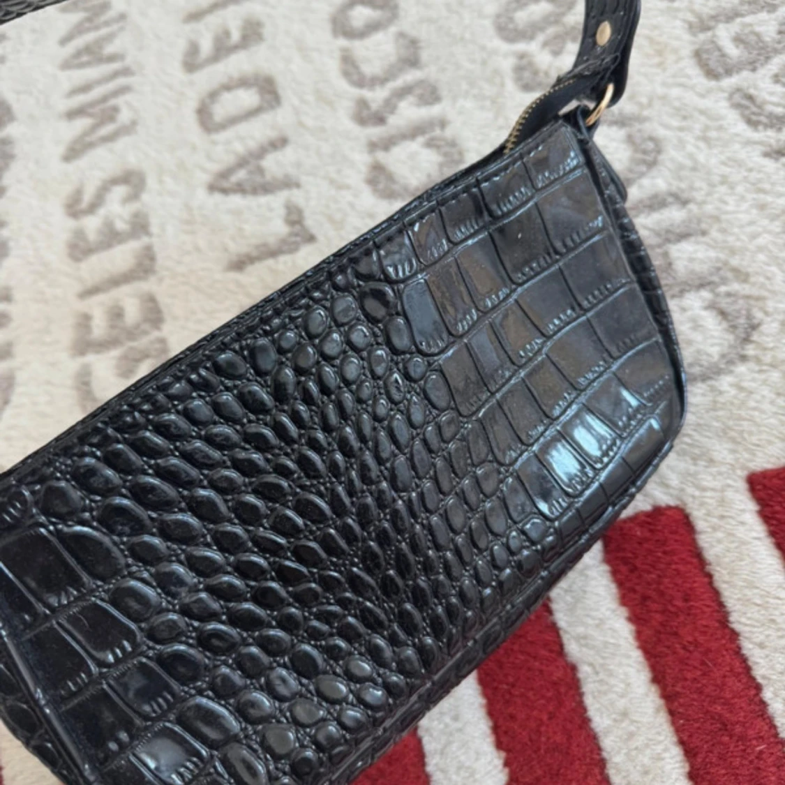 Svart axelväska i krokopräglat skinn - 2
