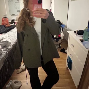 Olivgrön trenchcoat från Studio - Snygg kappa från studio, saknar banden till armarna annars i perfekt skick 