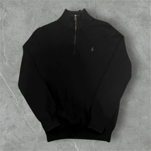 Ralph Lauren Half Zip Mörkblå - 📍Storlek: S  💪🏽Skick: Mycket bra  📐Mått: Längd:61cm Axelbredd:40  📎Material: 100%bomull  📦Skickar alltid inom 24h  💸Köp fler plagg för att få billigare pris  ✅Äkthetsgaranti