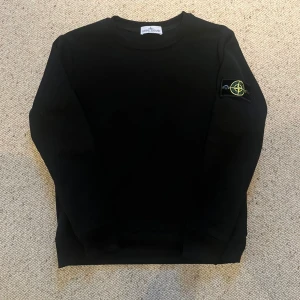 Stone island  - En svart stone island sweatshirt, den är i storlek small och är helt ny. Pris kan diskuteras och skriv om du har några frågor. 