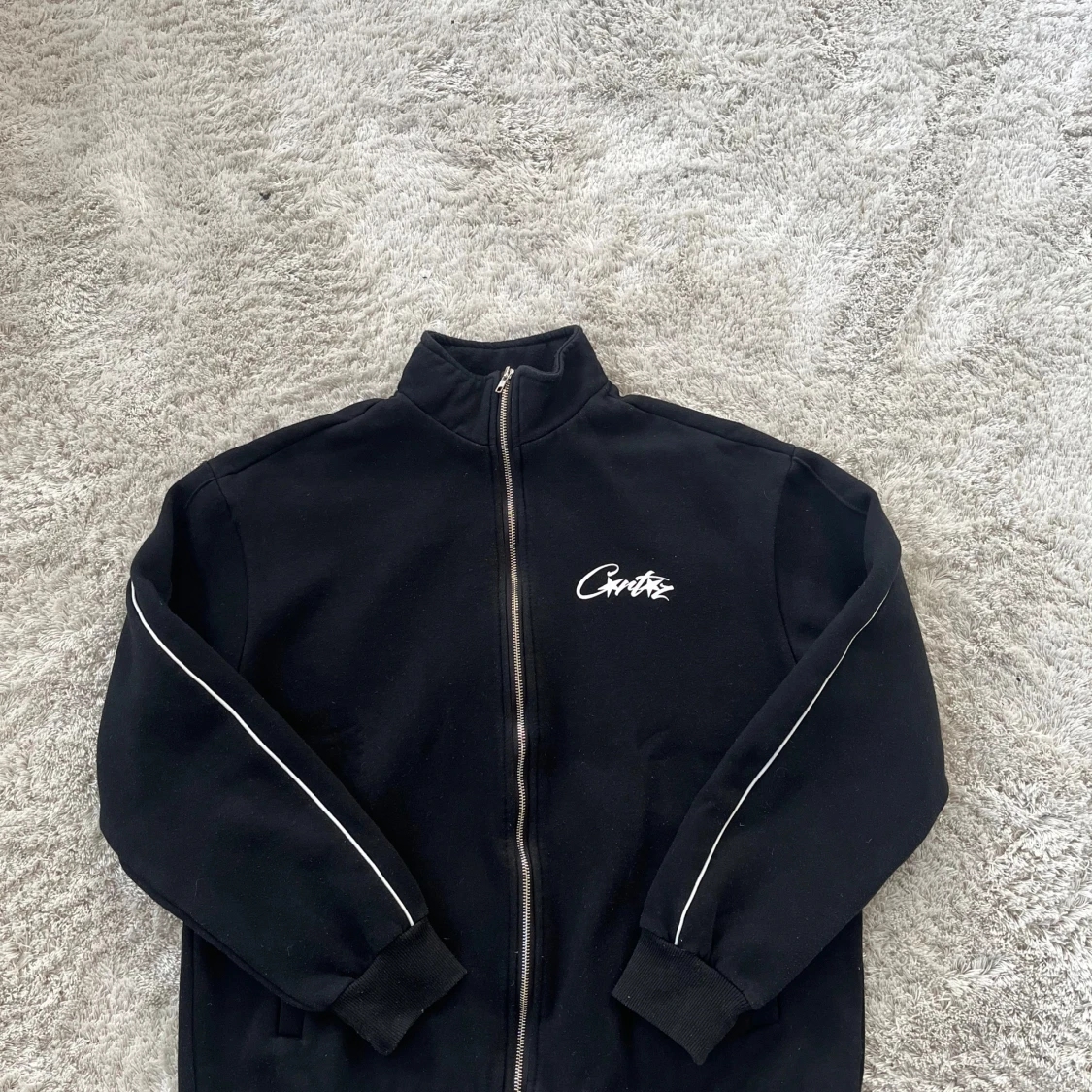 Svart ziptröja Corteiz med vit logga - 1