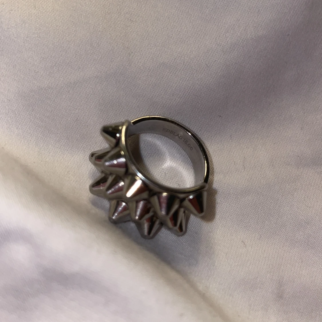 Silvrig ring med nitar från Edblad - 2