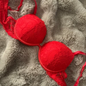 Röd bh - Röd bh aldrig (andvänt) i strl S, bra push up sitter skönt och inga problem❤️
