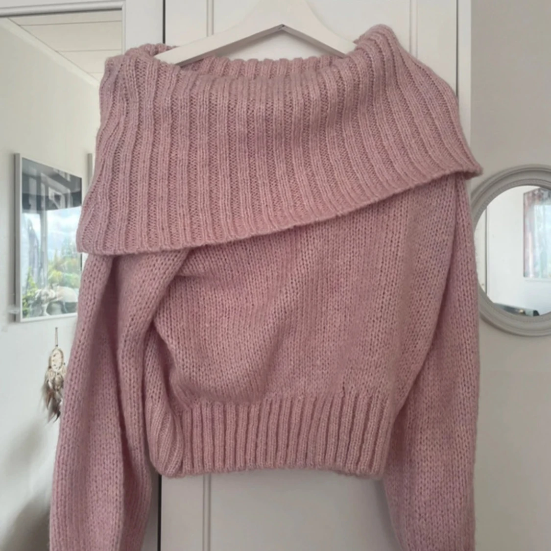 Ljusrosa stickad offshoulder tröja Gina tricot