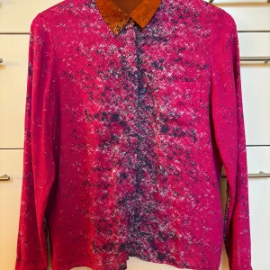 Mönstrad viskosskjorta från Rodebjer i storlek S - Färgstark skjorta från Rodebjer med coolt abstrakt mönster. Skjortan har lång ärm, klassisk krage och knäppning framtill. Materialet är mjuk och skön viskos.