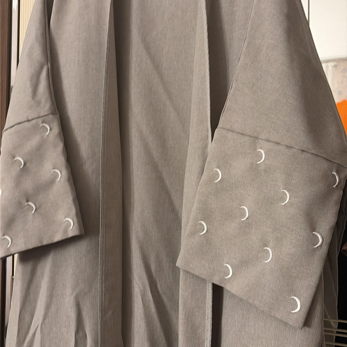 Beige långklänning med broderade månar - 1