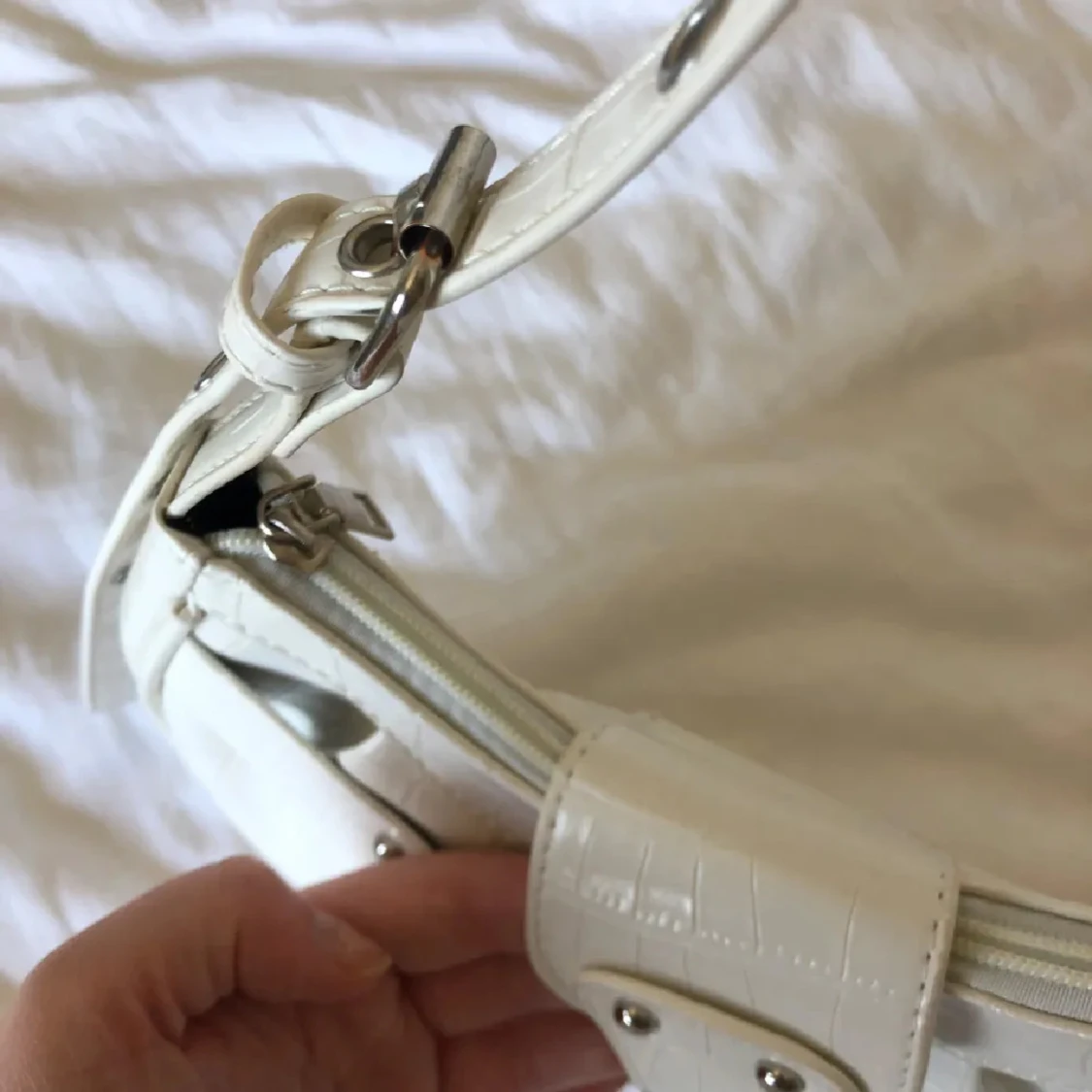 Vit axelväska i crocopräglat skinn - 3