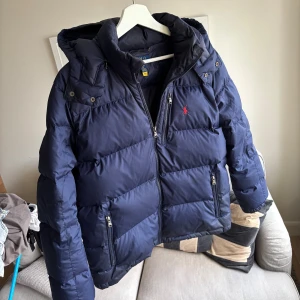 Ralph lauren pufferjacket - Säljer denna riktigt feta Ralph lauren vinter jackan!⭐️Storlek M passar M!🤝Skick : den smått smutsig, använd och finns små revor 8/10!🤝Nypris = 5000kr!🙌Hör gärna av er om ni har funderingar!👍