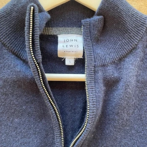 Marinblå kashmirtröja John Lewis L - Snygg marinblå långärmad tröja från John Lewis i 100% kashmir. Otroligt mjuk!! Storlek L passar både L och M skick 10/10 Hör av dig vid frågor. MVH/Bpluggen