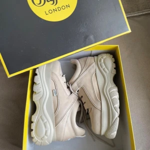 Buffalo London Sneakers - Som nya!! Extremt bra skick! Använt 2 ggr. Rena & fina!