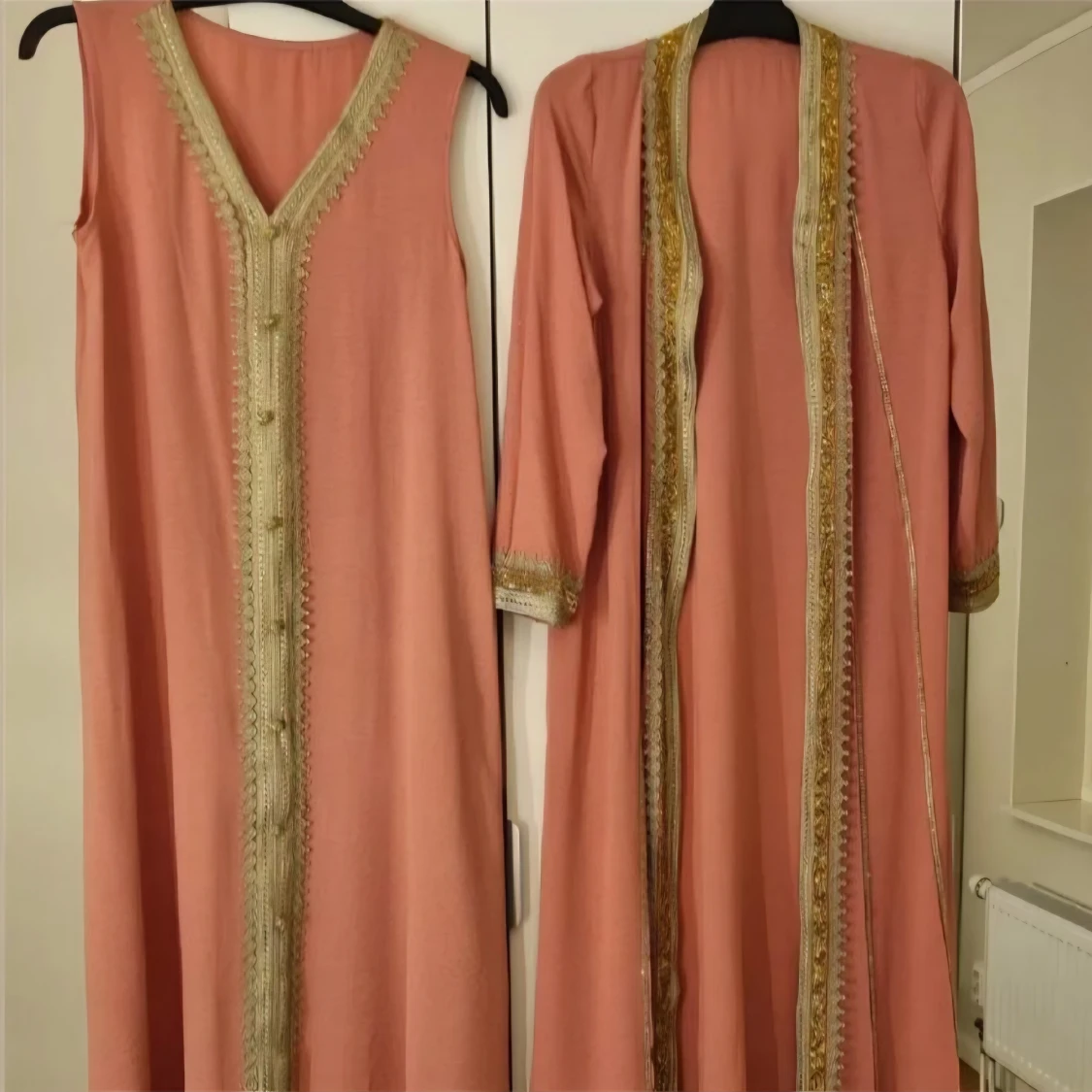 Rosa långklänning med guldiga detaljer - 1