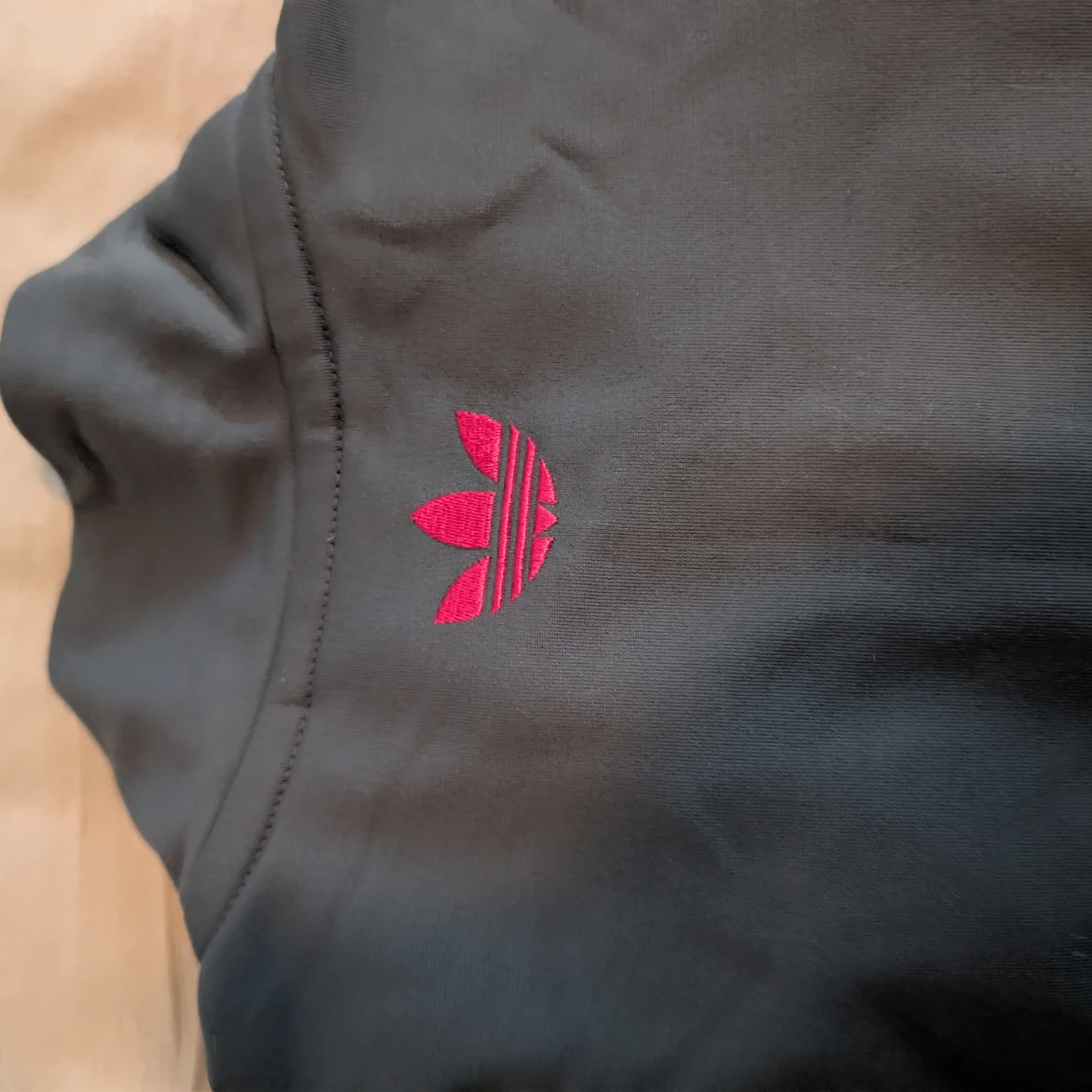 Grå Adidaströja med rosa detaljer - 2