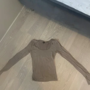 Jersey topp Gina  - Säljer denna snygga toppen, då den inte kommer till användning. Den har en jättefin slits vid ärmarna