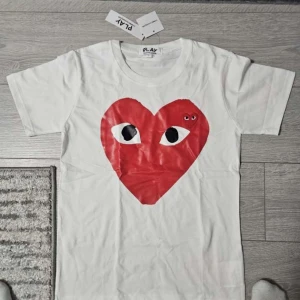 CDG t-shirt - Säljer en sprillans ny cdg t shirt, allt i högsta kvalite. Frågor, hör av dig direkt. Svarar snabbt👍