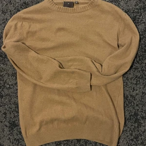 Oscar Jacobson Kashmir tröja - Hej! Säljer nu en Oscar Jacobson tröja i storlek M som passar i storlek S. Den är tillverkad i Italien och gjord av 50% ull och 17% Kashmir. Tröjan är perfekt nu till vintern då den är väldigt varm. Nypris ligger på 1600kr men jag säljer den för endast 349kr. Kom gärna med frågor och priset är inte hugget i sten!