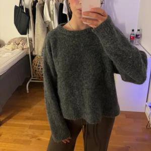 Mörkgrå stickad tröja med loose fit - Mörkgrå stickad tröja, säljer pga kommer ej till anvönding, priset kan diskuteras💞