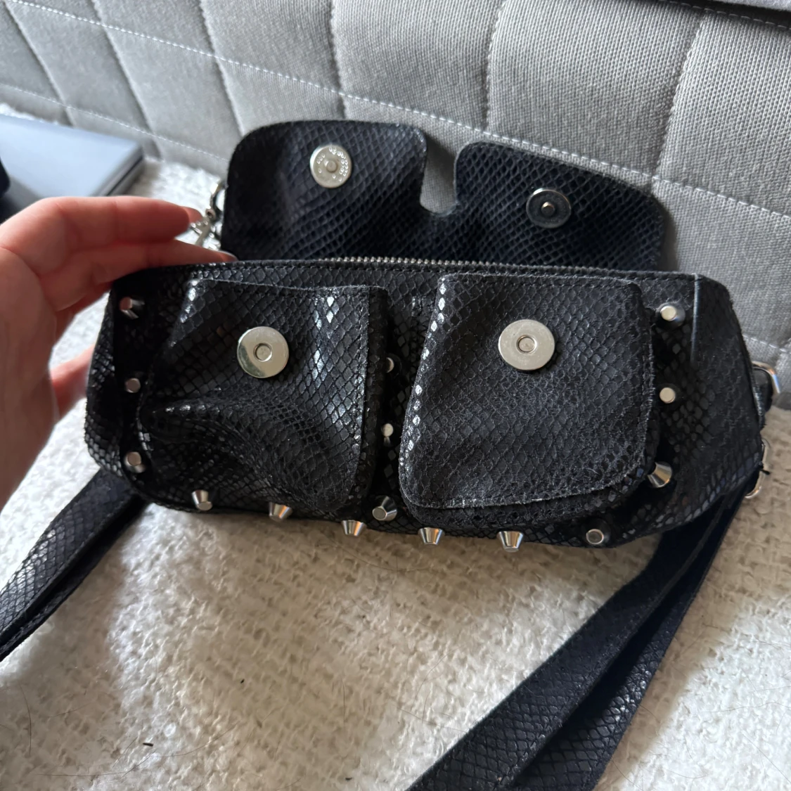 Handväska med nitar - 1