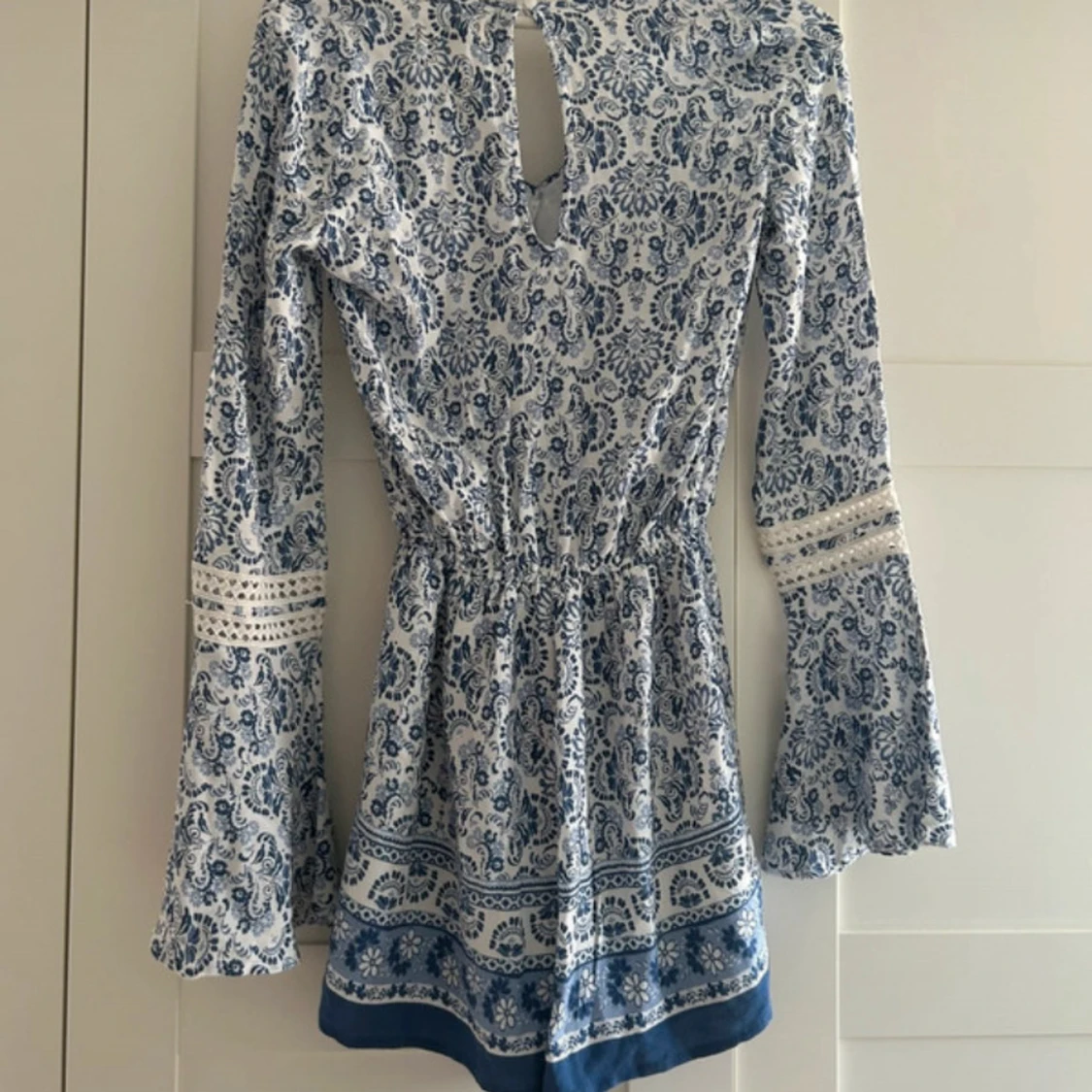 Blåvit kortklänning (shorts nertill) från Hollister XS - 1