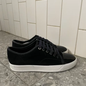 Lanvins (Toppskick) - ~Säljer ett par lanvins i en unik och lite mer sällsynt marinblå färg~skorna är i toppskick och har följande->inga skador, hål, märken eller defekter, knappt någon creasing~ända defekten är lite smutsiga skosnören~går att antingen tvätta eller köpa nya om man bryr sig om det~storlek uk7 som motsvarar 41~skulle säga att de sitter som 42/43~skorna är väl omhändertagna, inte använda mycket och uppfixade med hjälp av vitskokräm~är öppen för frågor och byten, hör av er!~ 