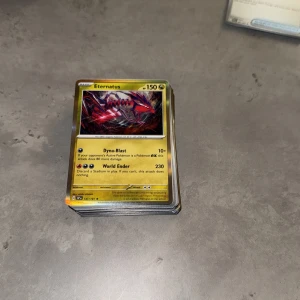 Pokémonkort - samling - En cool samling Pokémonkort Perfekt för dig som älskar att samla, byta och spela Pokémon TCG. Korten har snygga illustrationer och passar både nybörjare och erfarna samlare. Ta chansen att utöka din samling med dessa populära kort! Alla är holo eller bättre 