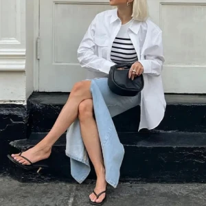 Ljusblå lång jeanskjol med slits - Säljer en ljusblå lång jeanskjol i klassisk denim med hög midja och rak passform. Kjolen har en snygg slits framtill som ger extra edge och rörelsefrihet. Perfekt att styla med sneakers eller klackar för en cool look. Bälteshällor och fickor fram och bak.