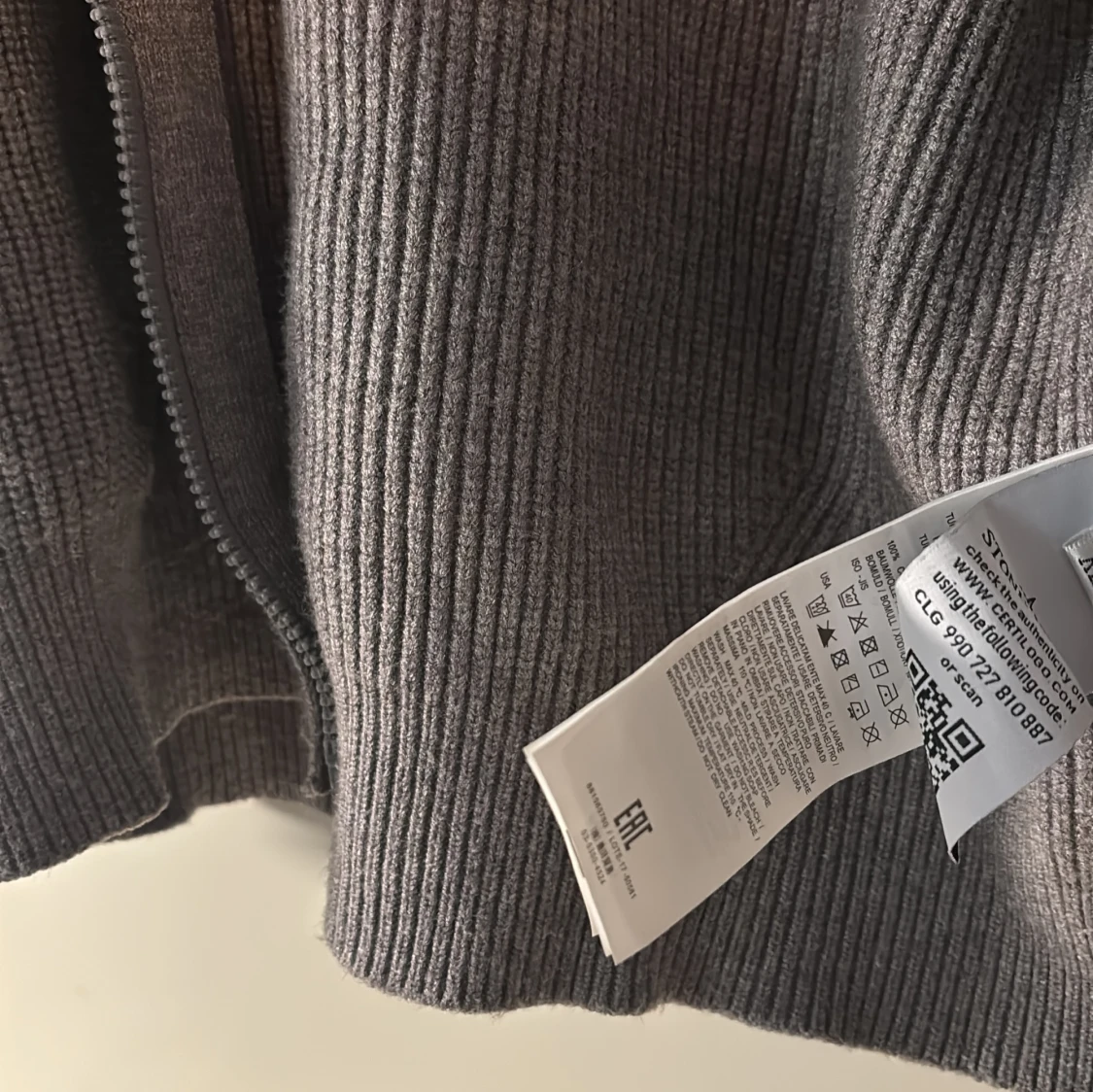 Grå stickad hoodie från Stone Island - 3