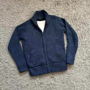 Stickad tröja  - Säljer en riktigt snygg stickad tröja. Väldigt snygg färg. Den är i väldigt bra skick, 8.5/10. Inga defekter! Pris kan diskuteras, skriv vid intresse! 🫡