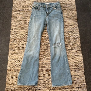 Blå bootcut jeans från g perfect jeans -  Ljusblå jeans med bootcut från g perfect jeans. Medelmidja med ett hål vi den knäet. Här kommer exakta mått❣️ midja: 30   höft: 39   innerben: 73