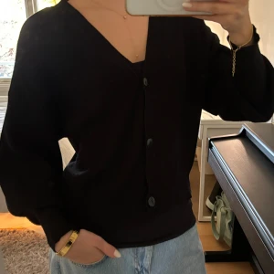 Svart ribbad kofta - Skön ribbad kofta med knappar, lite nopprig men inget som riktigt syns