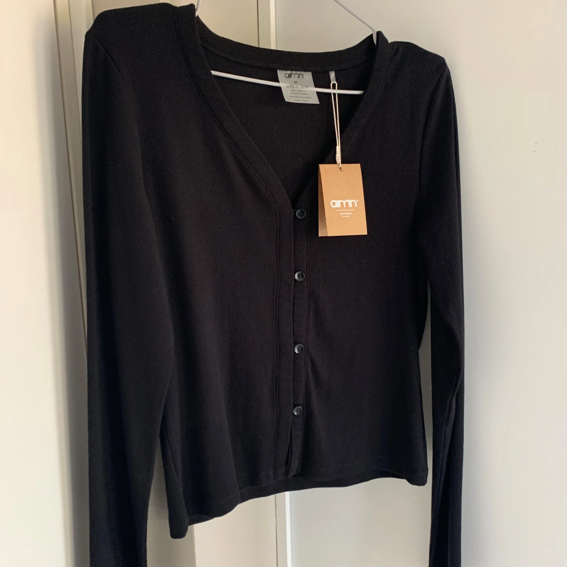 Svart kofta från Aim'n med knappar