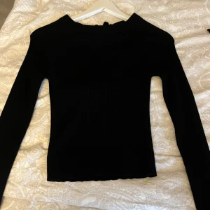 Svart ribbad tröja med öppen rygg  - Super snygg svart tröja från Zara med öppen rygg, skönt och stretchigt material🥰