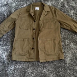 Overshirt - overshirt från Lindbergh i storlek S, perfekt till varmare höst/vår dagar och till lite kallare sommar kvällar! Pris går att diskutera vid snabb affär 