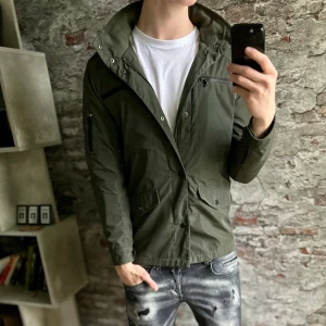 Field Jacket - Riley - Mycket fint skick, inga defekter. Storlek 52/L passar dig som är mellan 180-190cm ungefär. Nypris ca 2000kr. Modellen är 185 cm, 79 kg. Passar bra nu till vintern. Skriv för mer information!🤝