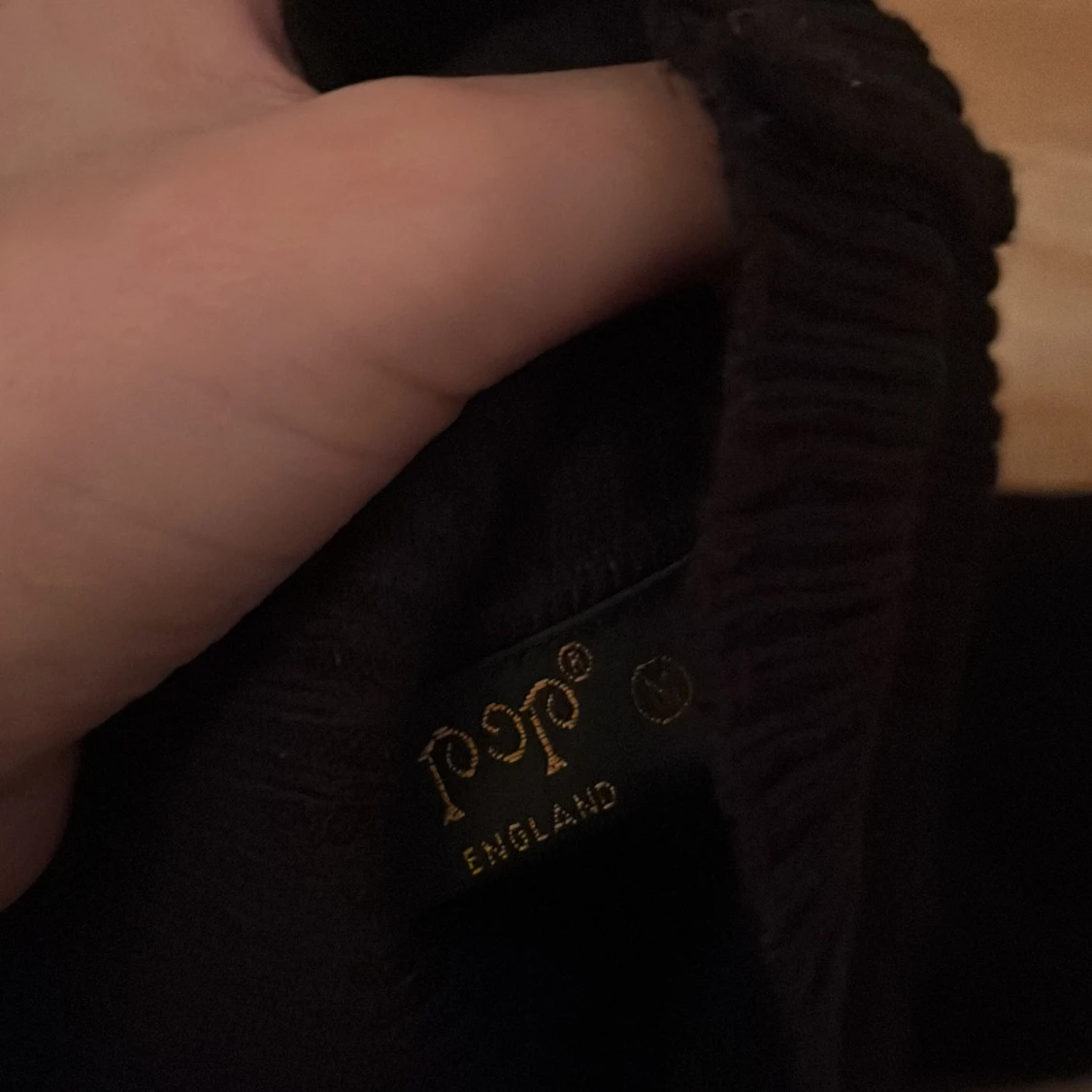 Svart ribbad polotröja från Pop England - 3