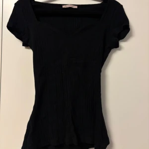 Svart ribbad topp från Anna Field - Svart ribbad topp från Anna Field. Säljer en exat likadan fast i vinröd på min sida, där man kan se detaljerna bättre! ( köp båda 2 tillsammans för billigare pris )💕