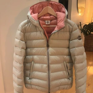 Off-white colmarjacka med rosa innerfoder  - Intressekoll på min off-white colmarjacka med rosa innerfoder som jag nyligen köpte. Endast använd ett fåtal gånger så jackan är i fint skick💗 Jackan är i den italienska storleken 46 som motsvarar ungefär S. Kan tänka mig att sälja eller byta mot annan colmarjacka!🫶🏼Lämna gärna prisförslag!🫰🏼