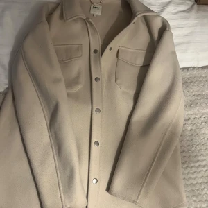 Beige overshirt från ONLY - Säljer en beige kappa från only, oversize i storleken. Kappan är nopprig men annars fin