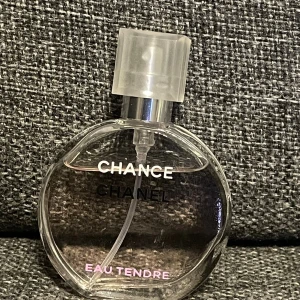 Chanel Chance Eau Tendre parfym - Chanel Chance Eau Tendre är en ikonisk parfym med stilren design. Perfekt för dig som vill ha en klassiker i samlingen. Flaskans text är tydlig och passar dig som gillar exklusiva märken. Volym och ingredienser syns inte på bilderna.