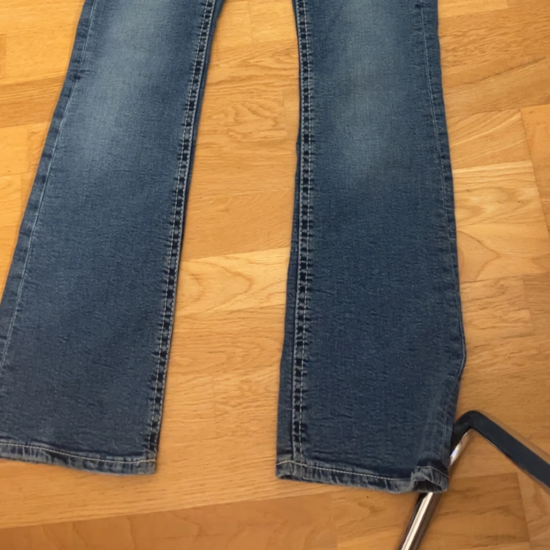 Blå bootcut jeans från Ginatricot - 3