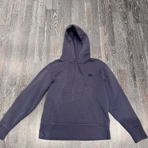 Acne hoodie - Acne hoodie i en rikigt snygg lila färg. I bra skick, tröjan är lite kort på mig som är 174 cm men det är en smaksak