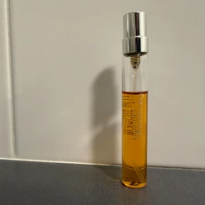 Blanche Bete - Liquides Imaginaires  - Upptäck en exklusiv parfym från Liquides Imaginaires i smidig provstorlek. Perfekt för dig som vill testa något nytt och unikt. Snygg och stilren flaska – enkel att ta med överallt. 