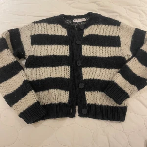 Randig stickad - Randig stickad tröja från Zara i mörkblått och vitt!❣️